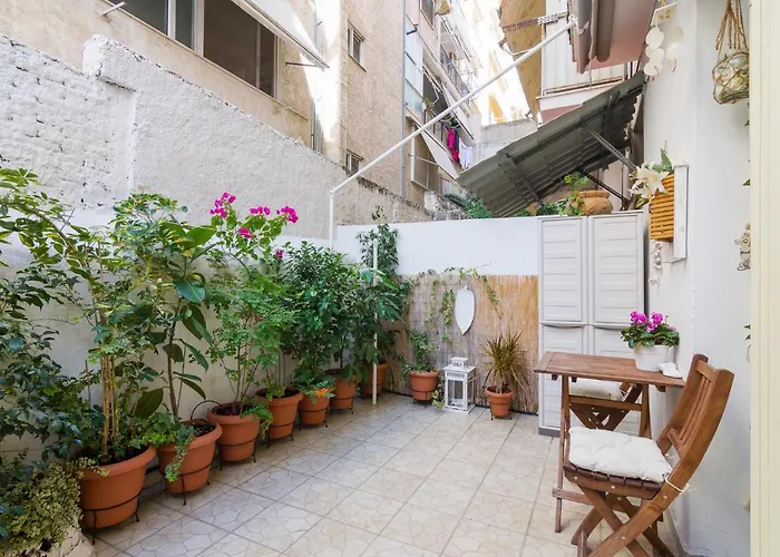 Cozy With Private Courtyard, Near Syngrou-Fix Metro Station